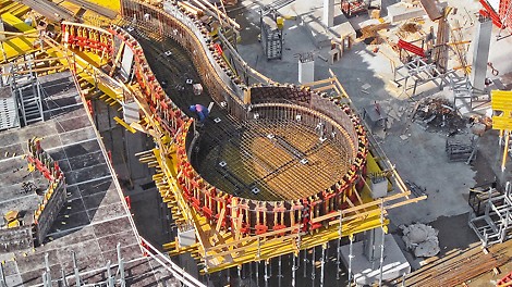 The continuously changing radii of the curved swimming pool edges were accurately constructed using the continuously-adjustable RUNDFLEX circular formwork.