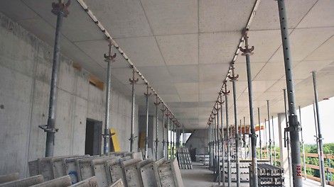 Panelové stropní bednění SKYDECK je možné v závislosti na tloušťce desky a pevnosti betonu odbednit již po 24 hodinách.