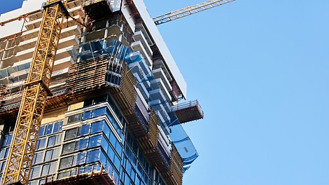 De in aanbouw zijnde Cooltower heeft laadplatformen voor het verticaal transporteren van bouwmaterieel.