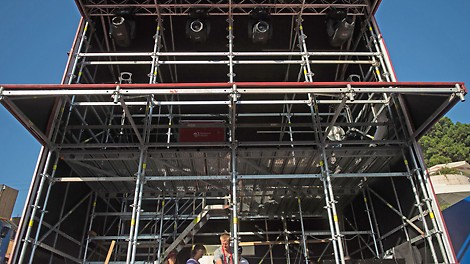 Пультовая размером 6 х 4 м имеет 2 этажа. Козырьки сделаны из подвесных консолей длиной 1,5 м, собранных из системных элементов PERI. Особенность пультовой в том, что внутри между стойками в пространстве этажа нет связующих элементов для удобства эксплуатации. Жесткость пультовой придают двойные стойки, которые соединены между собой ригелями. 