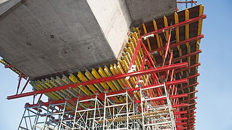 The raised formwork units could be anchored to the bridge superstructure. Thus, the shoring construction was able to be dismantled section by section for the next cycle.