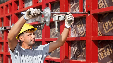 The one-sided tie installation procedure of the MAXIMO panel formwork reduced shuttering times as well as ensuring that a neat joint and tie arrangement was achieved.