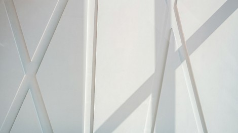 Tzv. Feature Wall tvoří větší množství prefabrikovaných betonových dílců v nejvyšší kvalitě pohledového betonu, které byly následně namontovány na betonovou stěnu přímo na místě. (Foto: Thilo Ross)