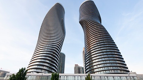 Absolute Tower, Toronto, Kanada: W przypadku Absolute World plan piętra budynku obraca się o ponad 200 stopni na 56 piętrach - z indywidualnymi obrotami od trzech do ośmiu stopni z poziomu na poziom. Aby móc bezpiecznie pracować na dużych wysokościach, a jednocześnie zwiększyć wydajność pracy, obszar roboczy na trzech najwyższych piętrach w każdym przypadku został całkowicie osłonięty osłonami PERI. Aby móc przemieszczać 30 jednostek wspinających niezależnie od żurawia i pogody, na placu budowy zastosowano siłowniki hydrauliczne i jednostki wspinania samoczynnego PERI.