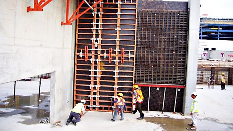 For the high and massive reinforced concrete walls, the TRIO was extended and supplemented with TRIO concreting platforms. It provided safe access to all working areas. 