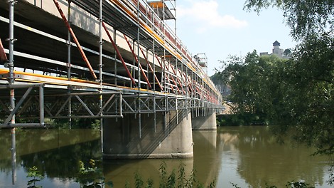 SO 201 Rekonštrukcia mosta, lávky pri starom moste na Ostrov, Trenčín - Obslužná pojazdná lávka šírky 8,00 m slúžila pre montáž zaveseného lešenia a obslužná lávka šírky 15,75 m pre demontáž zaveseného lešenia.