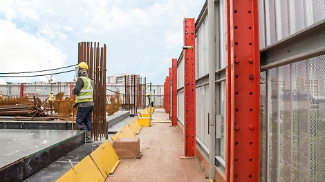 Through the rail guidance, the climbing procedure is fast and safe, even in windy conditions.