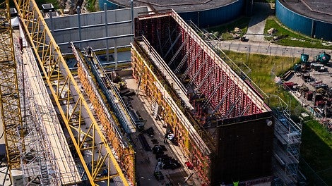 De luchtfoto toont de voortgang van de bouw en de integratie van nieuwe installaties op het bestaande terrein aan de Spijkweg.