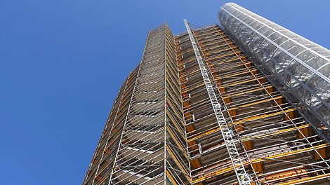 Die PERI UP Gerüstlösung band Treppenzugänge, Fluchttreppen und Plattformen ein.