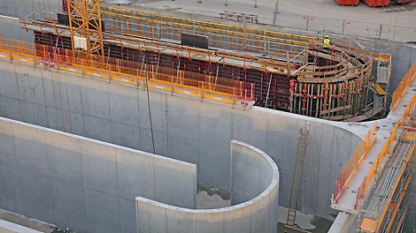 Rundung eines Klärbeckens. RUNDFLEX Rundschalung in Kombination mit der MAXIMO Rahmenschalung.