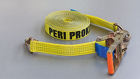 Upínací popruh PTB 12 se napne mezi dvě stojky a vytvoří spodní konstrukcí pro skládací mříž PFR. Dvoudílný popruh s délkou 12,00 m je vybaven hákem a pojistnou sponou.