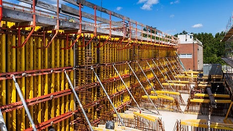 Salverda stelde de VARIO GT 24 zelf samen uit dragers, gordingen en betonplex, voor de wanden met talloze sparingen en leidingen. 