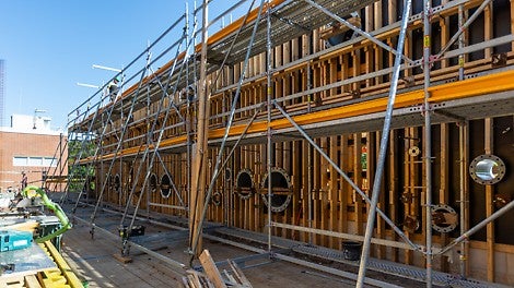 Met het PERI UP systeem konden vlechtsteigers snel en veilig worden opgebouwd, zodat de wapening nauwkeurig kon worden aangebracht.