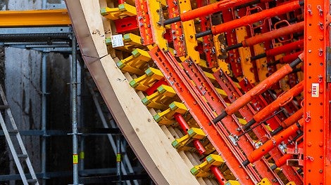 VARIOKIT schaaldelen van telkens 5 meter lengte werden voorgemonteerd in de montageafdeling van PERI BeNeLux in Schijndel.