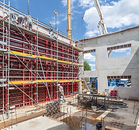 Die Außenwände konnten mithilfe MAXIMO und PERI UP in einem Guss 7,20 m hoch geschalt und betoniert werden.