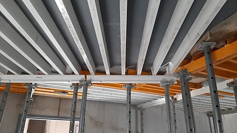 PERI Polyprop 15 mm im Einsatz mit der GRIDFLEX Trägerrost-Deckenschalung.