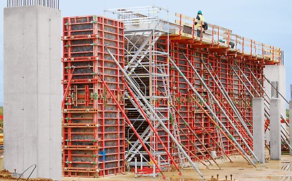 使用PERI UP系统搭建通往所有工作空间的施工梯塔架。