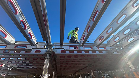 Der SKYFLEX Fallkopf für das Frühausschalen beschleunigt Ihren Bauprozess. Das System bietet Ihnen Aluminiumträger mit verschraubten Stahlverbindungen für zusätzliche Robustheit und eine lange Lebensdauer.