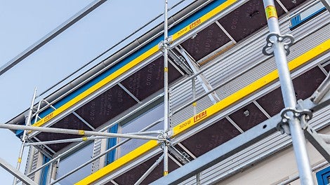 Durchstiegbelag mit Leiter im Fassadengerüst