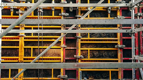 Несущие леса приспосабливаются к потребностям на строительной площадке, имеют повышенный уровень безопасности, быстро монтируются и обладают высокой несущей способностью и жесткостью 