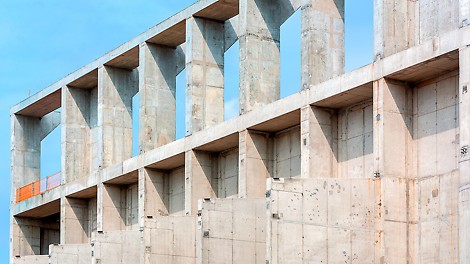 Elevacija bunkera se kreće od kote -7.5 m i završava se na +27.3 m iznad tla. Za izradu su se koristili betoni otporni na agresivnu sredinu.