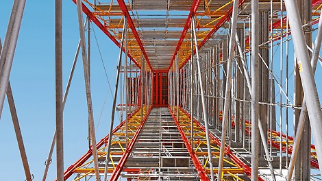 Motorway bridge over the Rio Sordo - The 2.00 m wide shoring scaffold sections form shoring towers The 2.00 m wide shoring scaffold sections are connected longitudinally by means of heavy-duty spindles and push-pull props to form shoring towers.