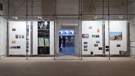 Использование в архитектуре Основного проекта Шестой Московской биеннале строительных лесов позволило одновременно решить несколько практических и концептуальных задач: сохранить интерьер павильона в первозданном виде и оставить его видным сквозь конструкции с размещенными экспонатами.