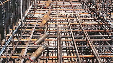 Progetti PERI, Tunnel Audi, Ingolstadt, Germania: Posizionatore V e cono di predisposizione consentono un preciso posizionamento del tirante di ancoraggio con un’inclinazione di 45°.