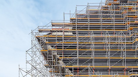 Die PERI Ingenieure erarbeiteten gemeinsam mit den Baustellenverantwortlichen eine Schalungslösung, basierend auf der VARIO GT 24 Träger-Wandschalung, kombiniert mit VARIOKIT Systembauteilen. Das Gerüstsystem PERI UP Flex unterstützte als Traggerüst und Treppenzugang.