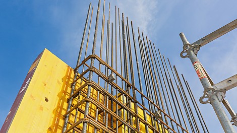 Pro stěny betonované na místě z kvalitního pohledového betonu SB3 bylo použito rámové bednění MAXIMO Struktur, které bylo opatřené předem třívrstvými bednicími deskami.