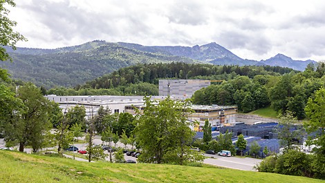 Die Adelholzener Alpenquellen GmbH stellt Mineralwasser, Heilwasser und Erfrischungsgetränke her. Nachhaltigkeit, Arbeitssicherheit, Lebensmittelsicherheit, Produktqualität und Betriebshygiene haben oberste Priorität.