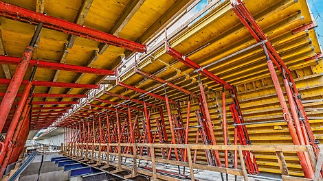 The flexible VARIOKIT formwork units can be individually adapted to suit the supporting construction and bridge geometry.