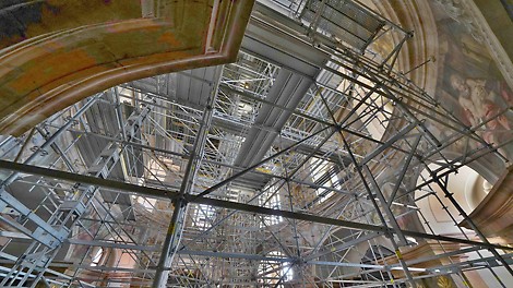 Konstrukce lešení přizpůsobená členité vnitřní části kostela.