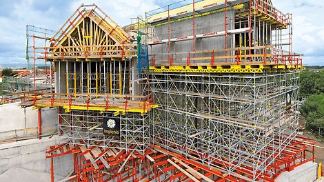 由VARIOKIT工程套件搭建成的承重结构，支撑了PERI UP承重支架系统；调节重力螺杆，可让整套系统最佳适应带倾角的地面。<br/><br/>