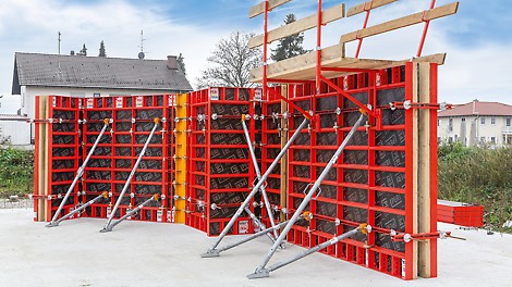 Stabilizátory a výložníky se připevňují na žebra panelů pomocí úchytu LIWA.