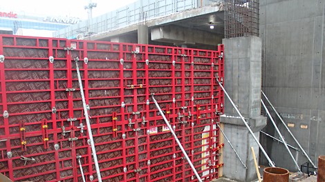 MAXIMO:lla valettiin laajennuksen korkeita seiniä.