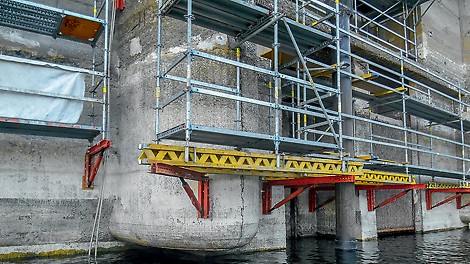 Fasádní lešení PERI UP osazené na návodní straně kolem strojoven a přelivných bloků.