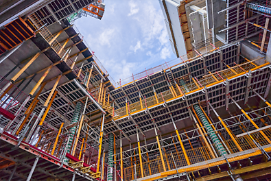 Bij de bouw van de plint is het SKYDECK i.c.m. het MULTIPROP systeem toegepast. Het gehele project is voorzien van PROKIT hekken en PERI UP Flex steigers.