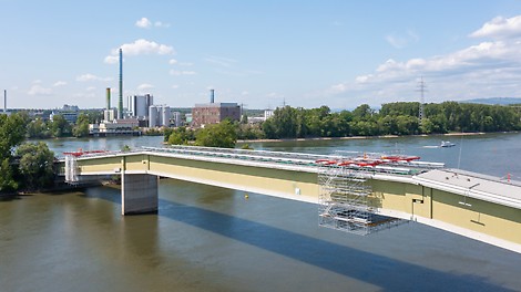 Blick auf die Sanierungsarbeiten an der BARA-Brücke, welche den Industriepark Wiesbaden mit der Rheininsel Petersaue verbindet.