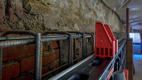 Met behulp van de optopadapters kunnen er losse stroken betonplex worden toegevoegd om aan de juiste hoogte te komen.
