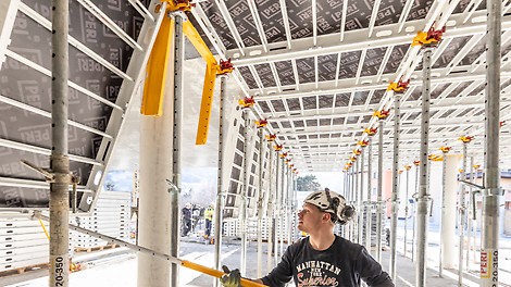 To znacznie zmniejsza ilość pracy i wysiłku, zapewniając wysoki poziom wydajności w całym procesie formowania.<br/>
