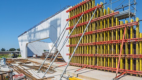 Stenové nosníkové debnenie VARIO GT 24 bolo navrhnuté a zmontované v súlade s požiadavkami projektu, vrátane oceľových závor pre železobetónovú konštrukciu, až do výšky 12 m.