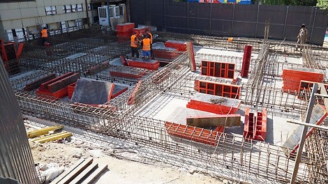 Вес самого большого линейного элемента опалубки 100х150 составляет 52,45 кг.  Щит легко монтируется 2-мя рабочими. 