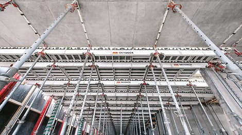 Panels and main girders, the two main components of the SKYDECK system, which are used for the slab formwork.