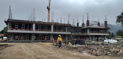 Losas aligeradas soportadas con torres de carga ST-100 y encofradas con el sistema de encofrado para losas MULTIFLEX.