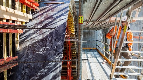 Om veilig te kunnen werken aan de kopkist werden gevelsteigers van PERI gebruikt. 