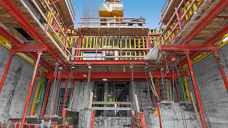 A variante da plataforma ACS P com auto escalada foi adaptada para se adequar ao plano central do núcleo de 8 m x 10 m, enquanto elementos DOMINO suspensos estão sendo usados para a construção subsequente das paredes intermediárias.