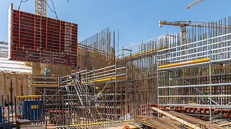 Auch die Bewehrungs- und Betoniergerüste basieren auf dem PERI UP Gerüstsystem.