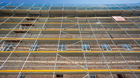 Arbeitsgerüst mit 100 cm Systembreite inklusive Dachfanggerüst