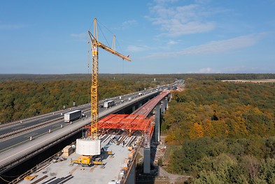Blick auf eine Autobahnbrücke.